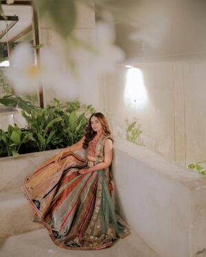 Amar Khan Instagram - December calls for Sherry ki Shaadi 💕💃🌟
..
Designer @aneekaruknuddinofficial 
Hair n makeup @nabila_salon @thisis_umar_mua @ajay_stylist 
Photographer @rehanmithanii 
Jewellery @thetraditionaljewellery @ebrahimjaliawala