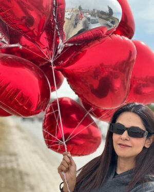 Amar Khan Instagram - Dil se dekhiye aj kisi mor kisi konay pe dil bechte hoay apko zaroor milein ge!! ❤️🌹🎈🎈🔥
Dil wale gubaare aj sarko pe major distraction hain bhai!😀
#allthatslove