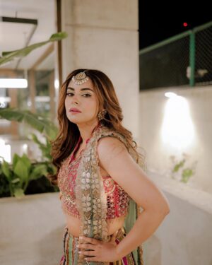 Amar Khan Instagram - December calls for Sherry ki Shaadi 💕💃🌟
..
Designer @aneekaruknuddinofficial 
Hair n makeup @nabila_salon @thisis_umar_mua @ajay_stylist 
Photographer @rehanmithanii 
Jewellery @thetraditionaljewellery @ebrahimjaliawala