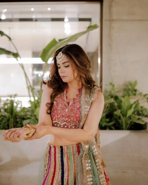 Amar Khan Instagram - December calls for Sherry ki Shaadi 💕💃🌟
..
Designer @aneekaruknuddinofficial 
Hair n makeup @nabila_salon @thisis_umar_mua @ajay_stylist 
Photographer @rehanmithanii 
Jewellery @thetraditionaljewellery @ebrahimjaliawala