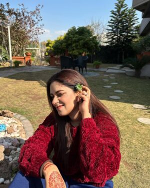 Amar Khan Instagram - Sunday and work call is not a nice vibe..but will click shinniest photos to look happy for gram 🥱💕☀️☕️🎬 
 #happysunday