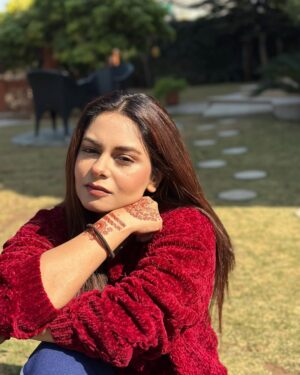 Amar Khan Instagram - Sunday and work call is not a nice vibe..but will click shinniest photos to look happy for gram 🥱💕☀️☕️🎬 
 #happysunday