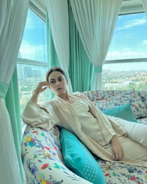 Amar Khan Instagram - مجھے تم نظر سے گرا تو رہے ہو 🩷🔥
How is Daniya coming along ?? 
#sunnmeredil 

💄 @imranaslammua 
👗 @shop.larosapk