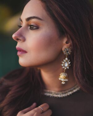 Amar Khan Instagram - Seasons hot pick :Kala Jora and some Gold 🤎🤎❤️‍🔥🎶🔥
..
Designer @mihhaofficial 
Jewellery @alijaverijewelers 
Mua @nabila_salon 
📸 @abdulsamadzia @burhanpal