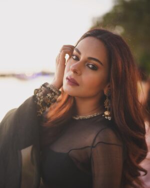 Amar Khan Instagram - Seasons hot pick :Kala Jora and some Gold 🤎🤎❤️‍🔥🎶🔥
..
Designer @mihhaofficial 
Jewellery @alijaverijewelers 
Mua @nabila_salon 
📸 @abdulsamadzia @burhanpal