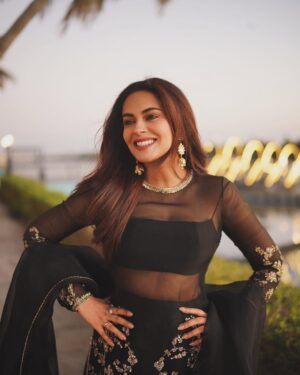 Amar Khan Instagram - Seasons hot pick :Kala Jora and some Gold 🤎🤎❤️‍🔥🎶🔥
..
Designer @mihhaofficial 
Jewellery @alijaverijewelers 
Mua @nabila_salon 
📸 @abdulsamadzia @burhanpal