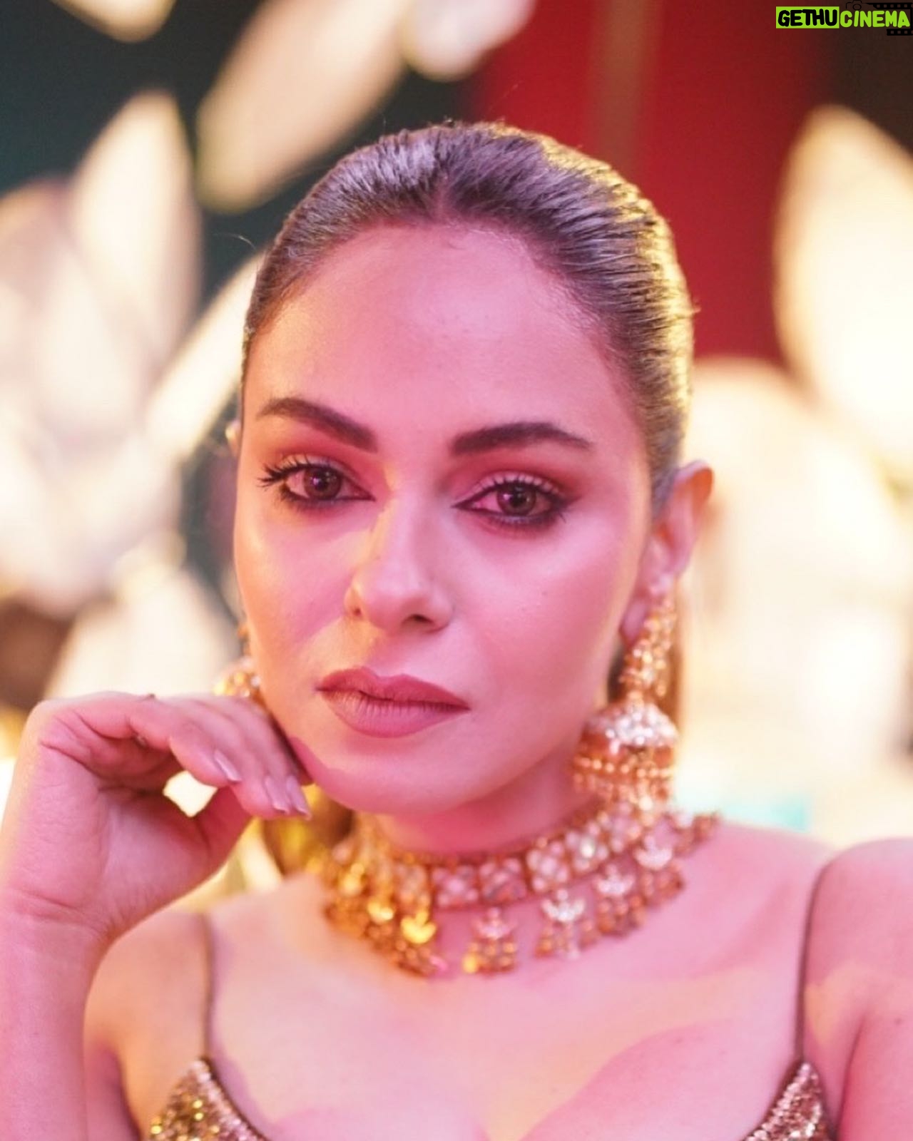 Amar Khan - 32.4K Likes - A spark neglected makes a mighty fire❤️🔥🤎🔥✨
..
Outfit @mihhaofficial
Makeup n hair my jannuest @iambabarzaheer
Jewellery @alijaverijewelers
Photography @wedding.wizards @abdulsamadzia