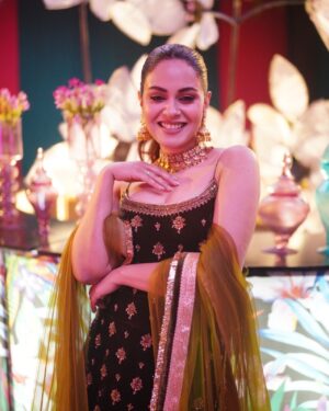 Amar Khan Instagram - A spark neglected makes a mighty fire❤️‍🔥🤎🔥✨
..
Outfit @mihhaofficial 
Makeup n hair my jannuest @iambabarzaheer 
Jewellery @alijaverijewelers 
Photography @wedding.wizards @abdulsamadzia