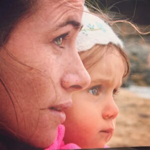 Amaya Forch Instagram - El año pasado me enfrenté a distintas situaciones que me llevaron a practicar el "soltar". Lo tomé como un desafío y me enfoqué a soltar y soltar y soltar. Y lo practiqué. Le hice caso a todo lo que debía. Solté y mucho.
Claro, la vida me estaba preparando para este gran momento. Ayer mi hija partió a estudiar fuera de Chile. 
Estoy tan feliz por ella , tan segura de su capacidad de discernimiento, su amabilidad, su humor y sobre todo de su fuerza y valentía. 
Que afortunados somos de poder apoyarla y que orgullosa me siento de las herramientas de vida que le hemos entregado junto a su padre.
Y aquí estoy, feliz pero ya echándola de menos. Soltando con amor. Soltando lo que más amo.
Esta foto me encanta porque siempre en nuestros corazones estamos juntas mirando hacia adelante. Vamos con tóo que la vida se conquista día a día!