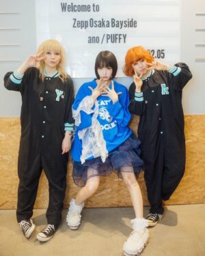 Ami Oonuki Instagram - ano 対バン公演「ニャンオェちゃん vs チュープリくんツアー」Zepp Osaka Bayside、お呼ばれしてきました‼️お誘いありがとう‼️嬉しかったし楽しかった〜！次は一緒に「ちゅ、多様性」を踊りながら歌いたい🫶🌈🌈🫶
photo by 横山マサト
#puffy #puffyamiyumi #ano #ニャンオェちゃんvsチュープリくんツアー  #初めてのzepposakabayside #大阪雪降ってた #今年初めて寒いと思ったよね #MCでもっとanoの好きなところ言いたかった #改めて言うとか照れるな #でもかなり好き🫶 #ていうかあのちゃんてめちゃスタイルよし子だけど #いつも何食べてんだろ #と思ってたら #ケータリングにコンビニ以上のグミあった #あのちゃんはグミ食べてんだね #てことはちいかわなのかね #お誘いほんとに嬉しかったな #我々は来週も大阪と兵庫でライブです #どっちもワンマンライブなので #今日よりもう少しアレです🫣 #来てね〜