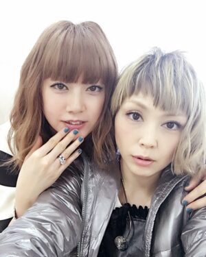 Ami Oonuki Instagram - 寝屋川のアナコンダでお馴染みの由美ちゃんが、本日めでたく日常生活50周年を迎え、奇跡の50キャラットになりました💎✨💎✨💎✨💎✨💎✨　めでたいですなぁ☺️ ほんとに奇跡のようにずっと可愛い由美ちゃんなので、次の紙幣(こども銀行)になると思います‼️ 雑コラ師としては恒例の由美ちゃんの雑コラを作りたかったんですが、由美ちゃんのお誕生日イベントに向けて少々バタついておりますので、今年は未出の「ソ・イングクさんのファンミにふたりきりで行くアミユミ」の写真から色んな由美ちゃんをお贈りします🫶由美ちゃんの持ってきたペンラが亜美の誕生日のやつで愛感じるたよね💕　由美ちゃんへのお祝いメッセージは、由美ちゃんはインスタのアカウントが無いので読めませんが、わたしが伝えます。喜ばなそうなコメントは開示請求するかもしれませんがそれも伝えますね‼️