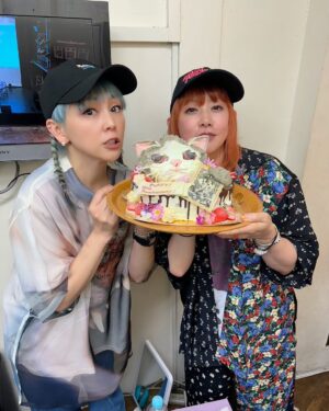 Ami Oonuki Instagram - 寝屋川のアナコンダでお馴染みの由美ちゃんが、本日めでたく日常生活50周年を迎え、奇跡の50キャラットになりました💎✨💎✨💎✨💎✨💎✨　めでたいですなぁ☺️ ほんとに奇跡のようにずっと可愛い由美ちゃんなので、次の紙幣(こども銀行)になると思います‼️ 雑コラ師としては恒例の由美ちゃんの雑コラを作りたかったんですが、由美ちゃんのお誕生日イベントに向けて少々バタついておりますので、今年は未出の「ソ・イングクさんのファンミにふたりきりで行くアミユミ」の写真から色んな由美ちゃんをお贈りします🫶由美ちゃんの持ってきたペンラが亜美の誕生日のやつで愛感じるたよね💕　由美ちゃんへのお祝いメッセージは、由美ちゃんはインスタのアカウントが無いので読めませんが、わたしが伝えます。喜ばなそうなコメントは開示請求するかもしれませんがそれも伝えますね‼️