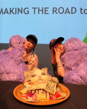 Ami Oonuki Instagram - 寝屋川のアナコンダでお馴染みの由美ちゃんが、本日めでたく日常生活50周年を迎え、奇跡の50キャラットになりました💎✨💎✨💎✨💎✨💎✨　めでたいですなぁ☺️ ほんとに奇跡のようにずっと可愛い由美ちゃんなので、次の紙幣(こども銀行)になると思います‼️ 雑コラ師としては恒例の由美ちゃんの雑コラを作りたかったんですが、由美ちゃんのお誕生日イベントに向けて少々バタついておりますので、今年は未出の「ソ・イングクさんのファンミにふたりきりで行くアミユミ」の写真から色んな由美ちゃんをお贈りします🫶由美ちゃんの持ってきたペンラが亜美の誕生日のやつで愛感じるたよね💕　由美ちゃんへのお祝いメッセージは、由美ちゃんはインスタのアカウントが無いので読めませんが、わたしが伝えます。喜ばなそうなコメントは開示請求するかもしれませんがそれも伝えますね‼️