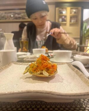 Ami Oonuki Instagram - 寝屋川のアナコンダでお馴染みの由美ちゃんが、本日めでたく日常生活50周年を迎え、奇跡の50キャラットになりました💎✨💎✨💎✨💎✨💎✨　めでたいですなぁ☺️ ほんとに奇跡のようにずっと可愛い由美ちゃんなので、次の紙幣(こども銀行)になると思います‼️ 雑コラ師としては恒例の由美ちゃんの雑コラを作りたかったんですが、由美ちゃんのお誕生日イベントに向けて少々バタついておりますので、今年は未出の「ソ・イングクさんのファンミにふたりきりで行くアミユミ」の写真から色んな由美ちゃんをお贈りします🫶由美ちゃんの持ってきたペンラが亜美の誕生日のやつで愛感じるたよね💕　由美ちゃんへのお祝いメッセージは、由美ちゃんはインスタのアカウントが無いので読めませんが、わたしが伝えます。喜ばなそうなコメントは開示請求するかもしれませんがそれも伝えますね‼️
