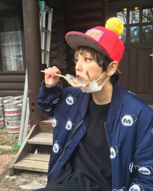 Ami Oonuki Instagram - 寝屋川のアナコンダでお馴染みの由美ちゃんが、本日めでたく日常生活50周年を迎え、奇跡の50キャラットになりました💎✨💎✨💎✨💎✨💎✨　めでたいですなぁ☺️ ほんとに奇跡のようにずっと可愛い由美ちゃんなので、次の紙幣(こども銀行)になると思います‼️ 雑コラ師としては恒例の由美ちゃんの雑コラを作りたかったんですが、由美ちゃんのお誕生日イベントに向けて少々バタついておりますので、今年は未出の「ソ・イングクさんのファンミにふたりきりで行くアミユミ」の写真から色んな由美ちゃんをお贈りします🫶由美ちゃんの持ってきたペンラが亜美の誕生日のやつで愛感じるたよね💕　由美ちゃんへのお祝いメッセージは、由美ちゃんはインスタのアカウントが無いので読めませんが、わたしが伝えます。喜ばなそうなコメントは開示請求するかもしれませんがそれも伝えますね‼️