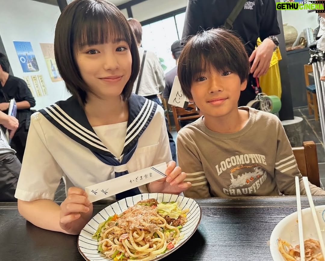 Ami Touma - 27.6K Likes - 「#おいしくて泣くとき」キャストの皆さんが解禁されました!素敵な俳優の方々とこの作品でご一緒する事かできてとても嬉しく思います。早く見て欲しいと思える作品です!
そして、事務所の後輩の #矢崎滉 くんが私が演じる夕花の弟・幸太役で出演しています。今作が映画初出演みたいです!初日から緊張が漂うシーンでしたが、ずっと集中して頑張ってました😊
お楽しみに✨