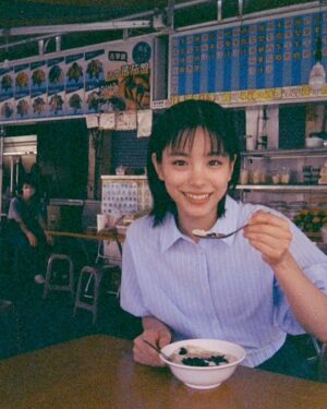 Ami Touma Instagram - 写真集発売まであと１ヶ月👀
台湾で撮った写真です。
台湾の市場を歩いていると見た事ない料理を見つけたりもしました。
海の景色は沖縄と似ていて親近感を感じましたが、お店の看板が並ぶ街並みを見るとやはり外国に来ているなと感じます。
フィルムカメラで撮りました。
瞬時に光の加減や距離を合わせたり……カメラって難しいですね💦
フィルムを現像してもらって初めて撮った写真が見れますが、思ったように撮れている写真がまだ少ないです。
でもそこが楽しくて、うまく撮れたつもりがボケていたり、たまに良いのが撮れていたり。
自分の好きなペースで出来たらなと思います。

 #写真集