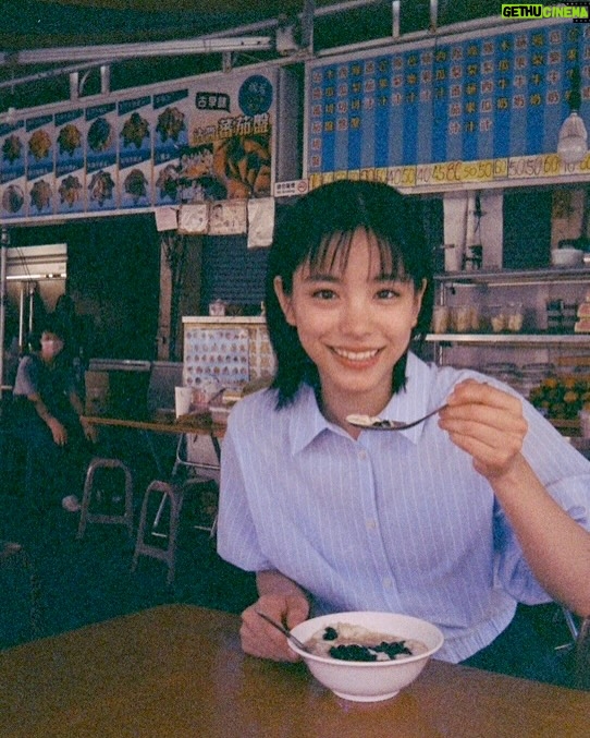 Ami Touma - 33.7K Likes - 写真集発売まであと1ヶ月👀
台湾で撮った写真です。
台湾の市場を歩いていると見た事ない料理を見つけたりもしました。
海の景色は沖縄と似ていて親近感を感じましたが、お店の看板が並ぶ街並みを見るとやはり外国に来ているなと感じます。
フィルムカメラで撮りました。
瞬時に光の加減や距離を合わせたり……カメラって難しいですね💦
フィルムを現像してもらって初めて撮った写真が見れますが、思ったように撮れている写真がまだ少ないです。
でもそこが楽しくて、うまく撮れたつもりがボケていたり、たまに良いのが撮れていたり。
自分の好きなペースで出来たらなと思います。
#写真集