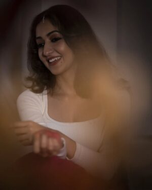 Amrita Chattopadhyay Instagram - Teri mehfil mein leken hum na honge 🙏 
. 
. 
. 
. 
. 
. 
📸 @aabeergangopadhyay 
Hairstyling and assistance: @pourabi.mitra 
#instaphoto #instamood #instagram #instashot