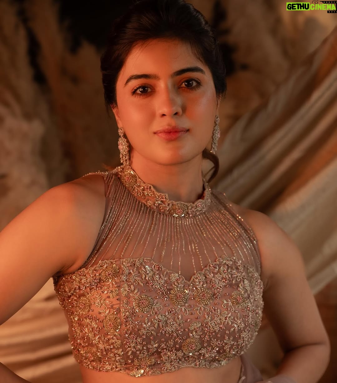 Amritha Aiyer - 280.6K Likes - Just a little Chuttamalle feels 🥰
.
📸 - @irst_photography
Makeup - @jiyamakeupartistry @mani_stylist_