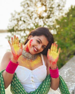 Amrutha Saju Instagram - Messy hair, colorful face, and a heart full of happiness! 🌟🎨 #holihai

📸 @kedarhist_