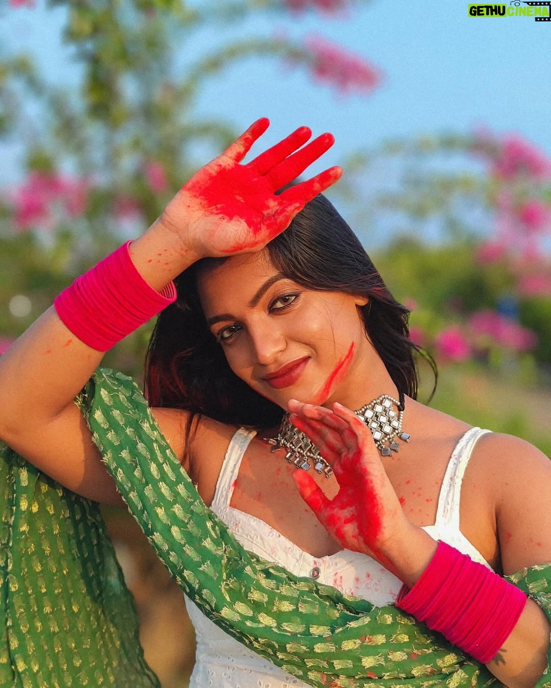 Amrutha Saju - 9.4K Likes - Messy hair, colorful face, and a heart full of happiness! 🌟🎨 #holihai
📸 @kedarhist_