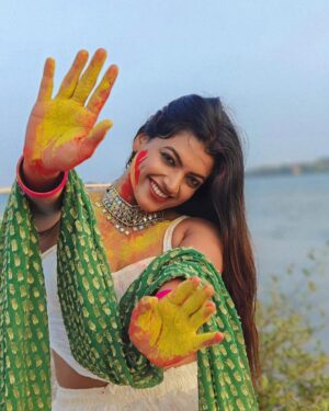 Amrutha Saju Instagram - Messy hair, colorful face, and a heart full of happiness! 🌟🎨 #holihai

📸 @kedarhist_