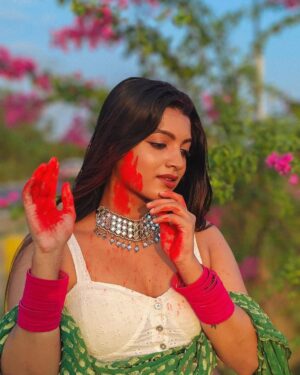 Amrutha Saju Instagram - Messy hair, colorful face, and a heart full of happiness! 🌟🎨 #holihai

📸 @kedarhist_