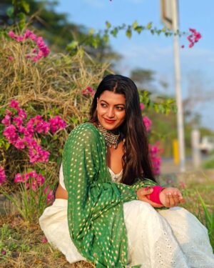 Amrutha Saju Instagram - Messy hair, colorful face, and a heart full of happiness! 🌟🎨 #holihai

📸 @kedarhist_