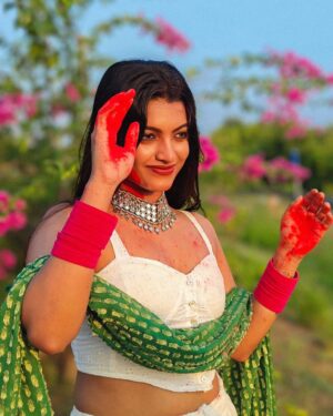 Amrutha Saju Instagram - Messy hair, colorful face, and a heart full of happiness! 🌟🎨 #holihai

📸 @kedarhist_