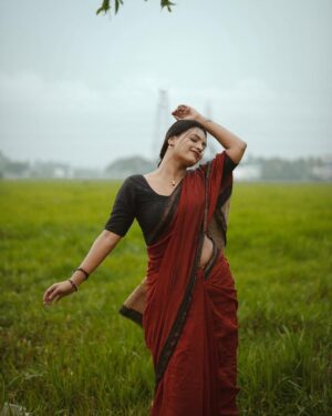 Amrutha Saju Instagram - എന്റെ വേനലിൽ ഞാൻ നനഞ്ഞൊരു മഴയാണ് നീ 🍁

📸 @kunjippaaru 
Saree: @kekabespoke 
Neckchain: @keka.lifestyle
