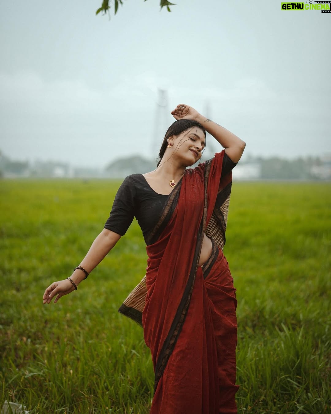 Amrutha Saju - 14K Likes - എന്റെ വേനലിൽ ഞാൻ നനഞ്ഞൊരു മഴയാണ് നീ 🍁
📸 @kunjippaaru
Saree: @kekabespoke
Neckchain: @keka.lifestyle