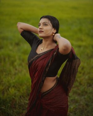 Amrutha Saju Instagram - എന്റെ വേനലിൽ ഞാൻ നനഞ്ഞൊരു മഴയാണ് നീ 🍁

📸 @kunjippaaru 
Saree: @kekabespoke 
Neckchain: @keka.lifestyle