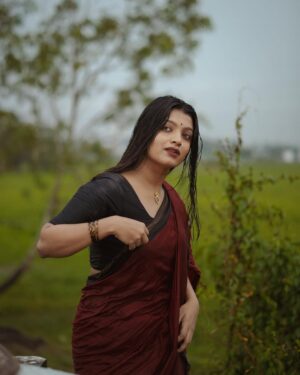 Amrutha Saju Instagram - എന്റെ വേനലിൽ ഞാൻ നനഞ്ഞൊരു മഴയാണ് നീ 🍁

📸 @kunjippaaru 
Saree: @kekabespoke 
Neckchain: @keka.lifestyle