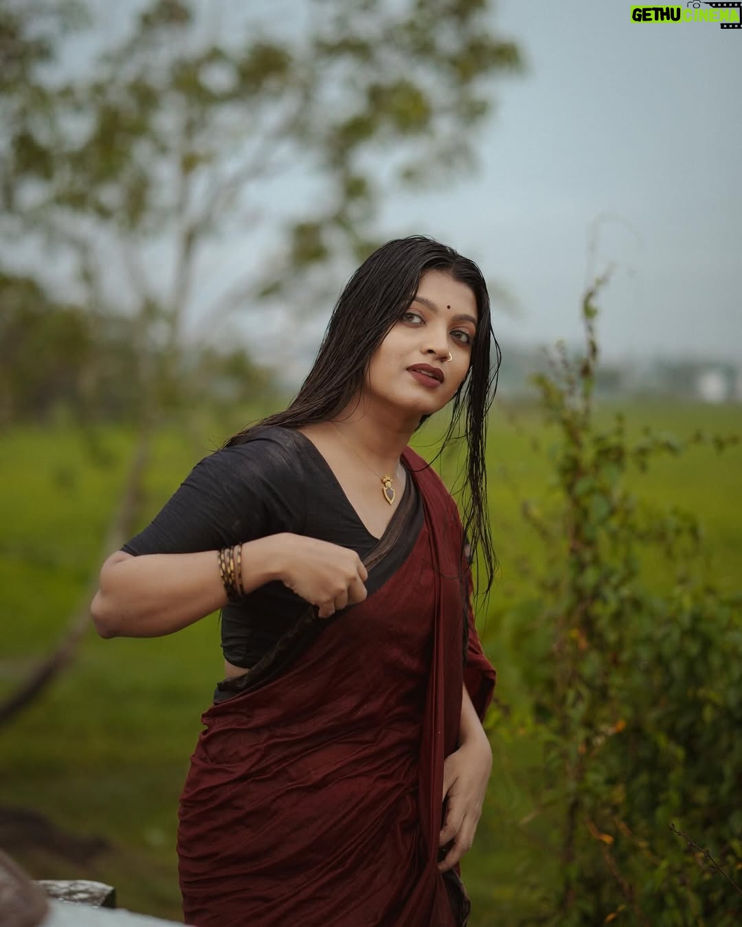 Amrutha Saju - 14K Likes - എന്റെ വേനലിൽ ഞാൻ നനഞ്ഞൊരു മഴയാണ് നീ 🍁
📸 @kunjippaaru
Saree: @kekabespoke
Neckchain: @keka.lifestyle