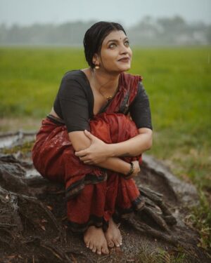 Amrutha Saju Instagram - എന്റെ വേനലിൽ ഞാൻ നനഞ്ഞൊരു മഴയാണ് നീ 🍁

📸 @kunjippaaru 
Saree: @kekabespoke 
Neckchain: @keka.lifestyle