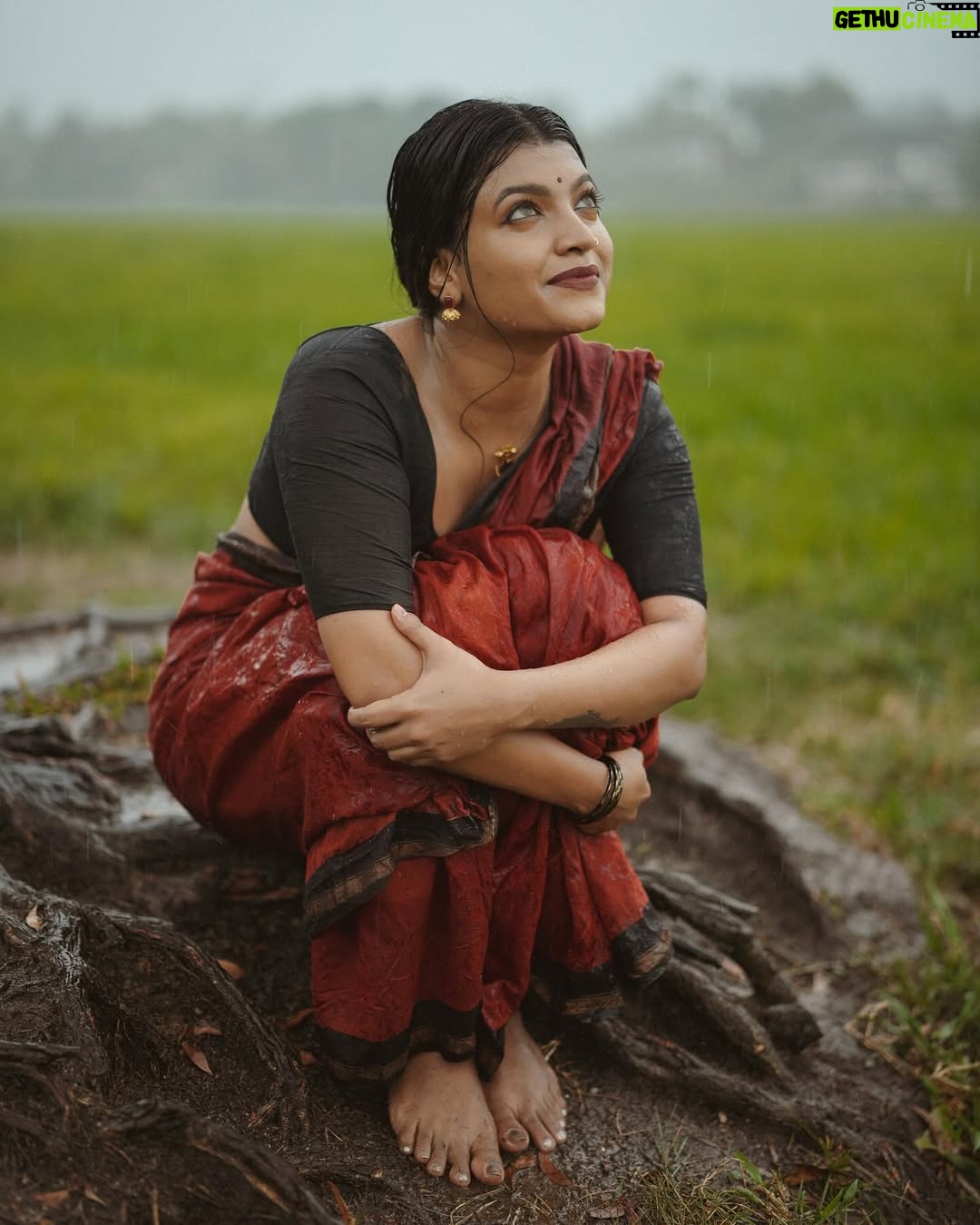 Amrutha Saju - 14K Likes - എന്റെ വേനലിൽ ഞാൻ നനഞ്ഞൊരു മഴയാണ് നീ 🍁
📸 @kunjippaaru
Saree: @kekabespoke
Neckchain: @keka.lifestyle