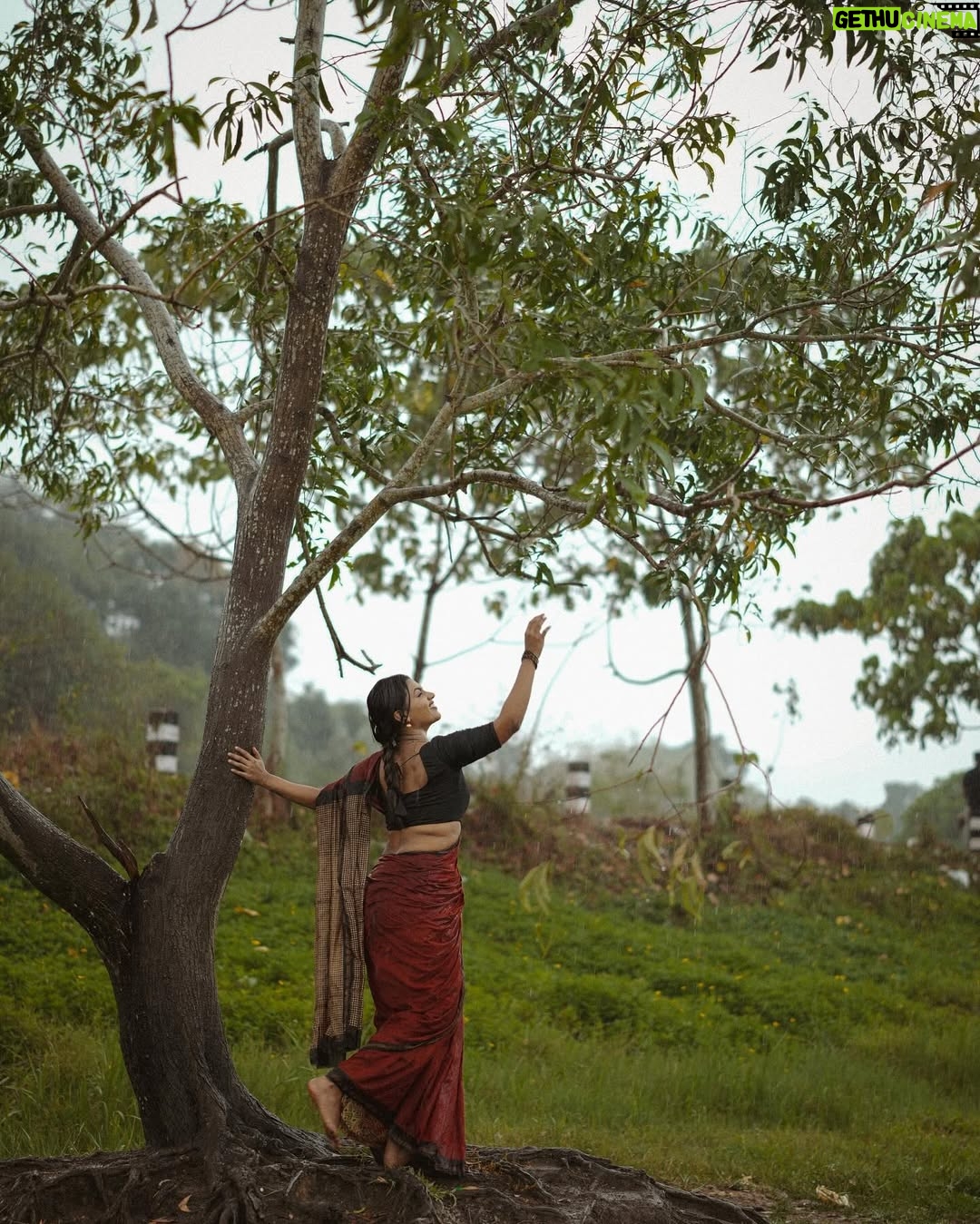 Amrutha Saju - 14K Likes - എന്റെ വേനലിൽ ഞാൻ നനഞ്ഞൊരു മഴയാണ് നീ 🍁
📸 @kunjippaaru
Saree: @kekabespoke
Neckchain: @keka.lifestyle