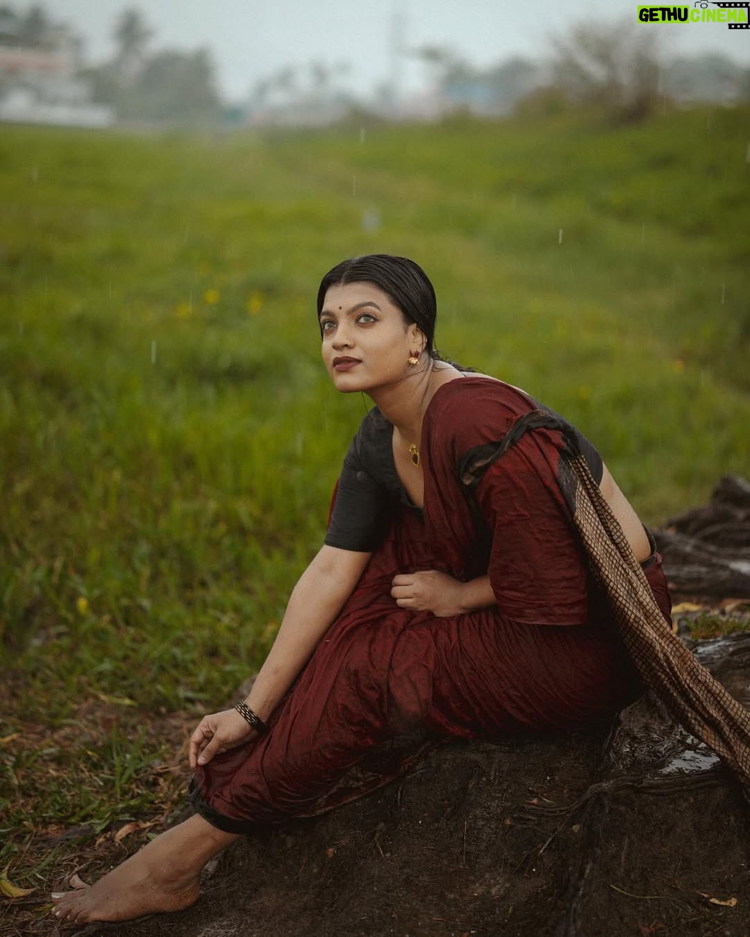 Amrutha Saju - 14K Likes - എന്റെ വേനലിൽ ഞാൻ നനഞ്ഞൊരു മഴയാണ് നീ 🍁
📸 @kunjippaaru
Saree: @kekabespoke
Neckchain: @keka.lifestyle