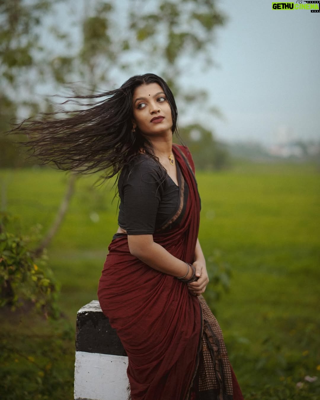 Amrutha Saju - 14K Likes - എന്റെ വേനലിൽ ഞാൻ നനഞ്ഞൊരു മഴയാണ് നീ 🍁
📸 @kunjippaaru
Saree: @kekabespoke
Neckchain: @keka.lifestyle