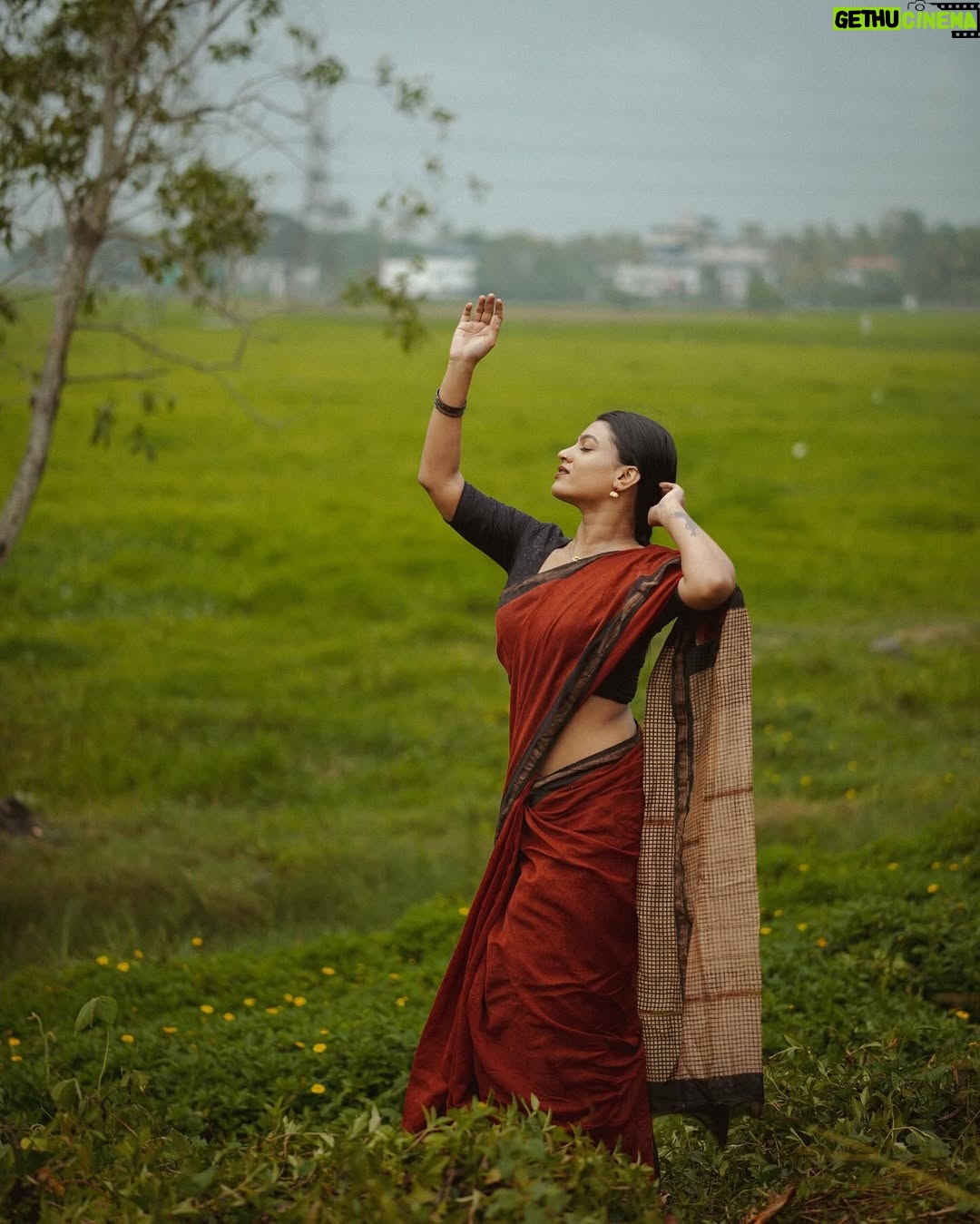 Amrutha Saju - 14K Likes - എന്റെ വേനലിൽ ഞാൻ നനഞ്ഞൊരു മഴയാണ് നീ 🍁
📸 @kunjippaaru
Saree: @kekabespoke
Neckchain: @keka.lifestyle