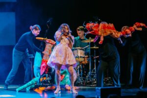 Ana Bacalhau Instagram - O segundo dia do Palheta - Robertos e Marionetas terminou com um concerto único de Ana Bacalhau com a participação especial da companhia Quinto Palco, que apresentou as marionetas feitas pela Teatro e Marionetas de Mandrágora em conjunto com a turma de artes do Agrupamento de Escolas da Gafanha da Nazaré. Ana Bacalhau cantou músicas do último disco, mas também algumas do novo, que lança em abril: «Mundo Antena». 

Temos muita sorte por ter artistas que aceitam estas ideias, associações, companhias de teatro e alunos e professores que passam meses a construir o que imaginámos.

Obrigado por isso.

📷 @grafonola_ig