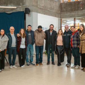 Ana Bacalhau Instagram - Alunos da Escola Secundária de Benfica em Talk com Ana Bacalhau e Valete

Hoje, os alunos da Escola Secundária de Benfica tiveram a oportunidade única de participar numa Talk com a cantora Ana Bacalhau e o rapper Valete. Este encontro especial aconteceu no interior da Escola e foi realizado no âmbito do Programa Horizontal 360, promovido pela Junta de Freguesia de Benfica, e inserido nas comemorações do Mês da Juventude.

O Horizontal 360 é um programa inovador que visa proporcionar aos jovens experiências enriquecedoras através de debates, workshops e eventos culturais, incentivando a participação ativa na comunidade.

Durante a sessão, os alunos puderam colocar questões e ouvir, diretamente destes dois artistas de renome, reflexões sobre música, carreira e temas importantes para a juventude. Uma experiência inspiradora para todos! 

#juventude #horizontal360 #anabacalhau #valete #bairrodebenfica