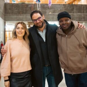 Ana Bacalhau Instagram - Alunos da Escola Secundária de Benfica em Talk com Ana Bacalhau e Valete

Hoje, os alunos da Escola Secundária de Benfica tiveram a oportunidade única de participar numa Talk com a cantora Ana Bacalhau e o rapper Valete. Este encontro especial aconteceu no interior da Escola e foi realizado no âmbito do Programa Horizontal 360, promovido pela Junta de Freguesia de Benfica, e inserido nas comemorações do Mês da Juventude.

O Horizontal 360 é um programa inovador que visa proporcionar aos jovens experiências enriquecedoras através de debates, workshops e eventos culturais, incentivando a participação ativa na comunidade.

Durante a sessão, os alunos puderam colocar questões e ouvir, diretamente destes dois artistas de renome, reflexões sobre música, carreira e temas importantes para a juventude. Uma experiência inspiradora para todos! 

#juventude #horizontal360 #anabacalhau #valete #bairrodebenfica