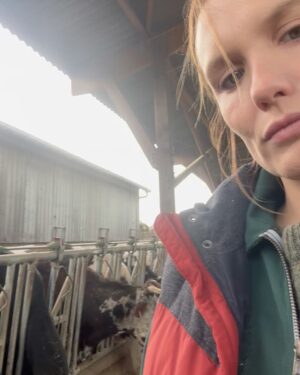 Ana Girardot Instagram - 6 semaines dans la peau d’Audrey, sous le regard bienveillant et précis d’Anthony Dechaux. Un premier film qui ne ressemble à aucun autre. Un film qui nous a rendu fière, tous les membres de l’équipe. Ce film parle d’un sujet qui nous concerne tous et nous fait découvrir les coulisses de monde qu’on ne montre jamais. Ce film a déplacé quelque chose en moi. Audrey m’a fait grandir. Anthony m’a emmené ailleurs. Je n’oublierai jamais ce tournage. Laurence Meoc et Aurelie Trouve-Rouviere vous avez produit avec intelligence ce film. Ce film parle des choix que l’on fait, et de la raison pour lesquelles on les fait. Et ce tournage n’était rempli que de bons choix en commençant par chaque membres de cette équipe talentueuse et infatigable. Au revoir Audrey, merci pour la force, la ténacité et l’acharnement. Merci à toute l’équipe et tout le casting, c’était un honneur ! Allez c’est pas moi qui pleure c’est toi @anthony_dechaux 🐮