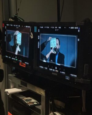 Ana Girardot Instagram - 6 semaines dans la peau d’Audrey, sous le regard bienveillant et précis d’Anthony Dechaux. Un premier film qui ne ressemble à aucun autre. Un film qui nous a rendu fière, tous les membres de l’équipe. Ce film parle d’un sujet qui nous concerne tous et nous fait découvrir les coulisses de monde qu’on ne montre jamais. Ce film a déplacé quelque chose en moi. Audrey m’a fait grandir. Anthony m’a emmené ailleurs. Je n’oublierai jamais ce tournage. Laurence Meoc et Aurelie Trouve-Rouviere vous avez produit avec intelligence ce film. Ce film parle des choix que l’on fait, et de la raison pour lesquelles on les fait. Et ce tournage n’était rempli que de bons choix en commençant par chaque membres de cette équipe talentueuse et infatigable. Au revoir Audrey, merci pour la force, la ténacité et l’acharnement. Merci à toute l’équipe et tout le casting, c’était un honneur ! Allez c’est pas moi qui pleure c’est toi @anthony_dechaux 🐮
