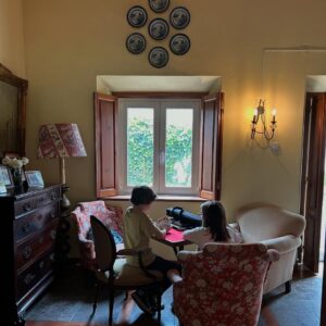Ana Marques Instagram - Fim de semana tão bom… “old fashion habits”… 
Comer, conversar, jogar… e telemóvel só para tirar fotografias. 
Gosto tanto de casas assim: vividas e cheias de recordações!