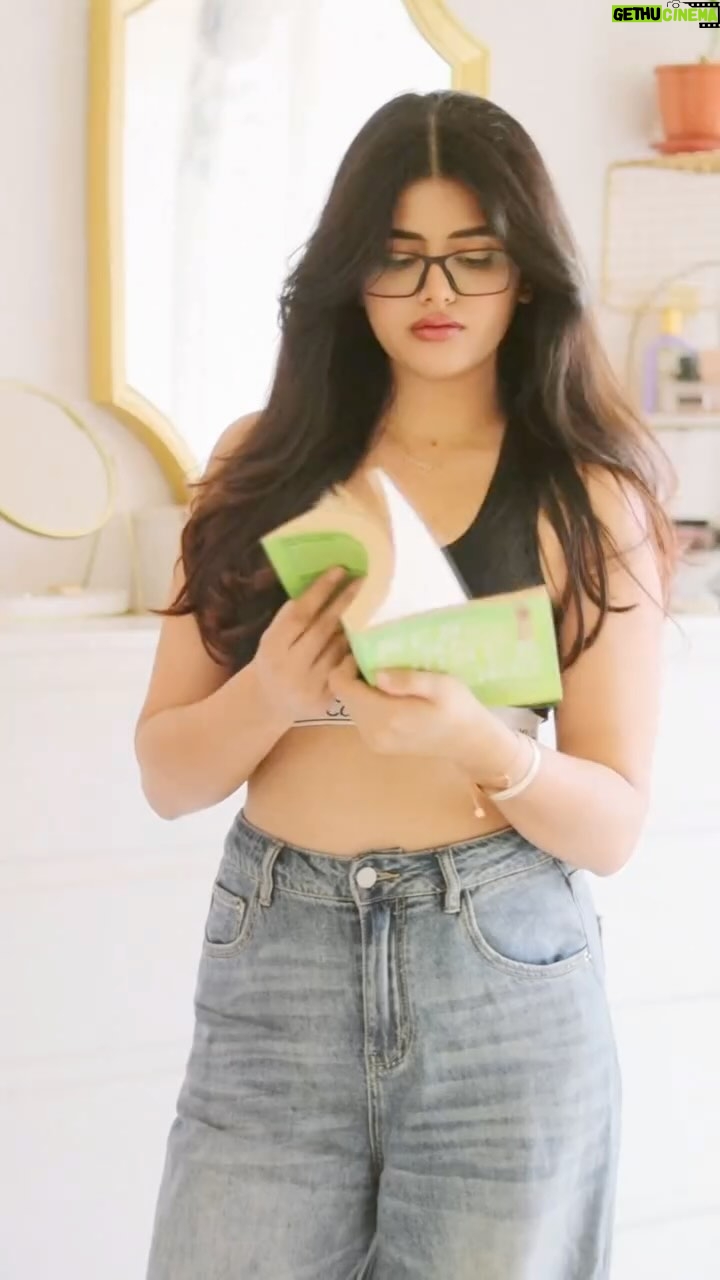 Anahita Bhooshan - 79.1K Likes - Feels like I’m back in school with this song! 🎒
Let’s glam up! 💕
Specs or no specs ?