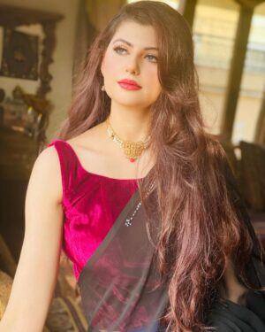 Anam Goher Instagram - Eid Mubarak from me & my people! ♥️🌹🌙

.
.
.
.
.
👗 @maisondumoda_bysahmeen @blacksaree 

Makeup by yours truly 💁🏻‍♀️💋💄

PS obsessed with this song 🎶 

#saree #eid #eidmubarak #instagram #instagood #reels #reelsinstagram #2024  #socialmedia #explore #explorepage #instamood #pakistan #anamgoher #gohermumtaz #couple #newpost