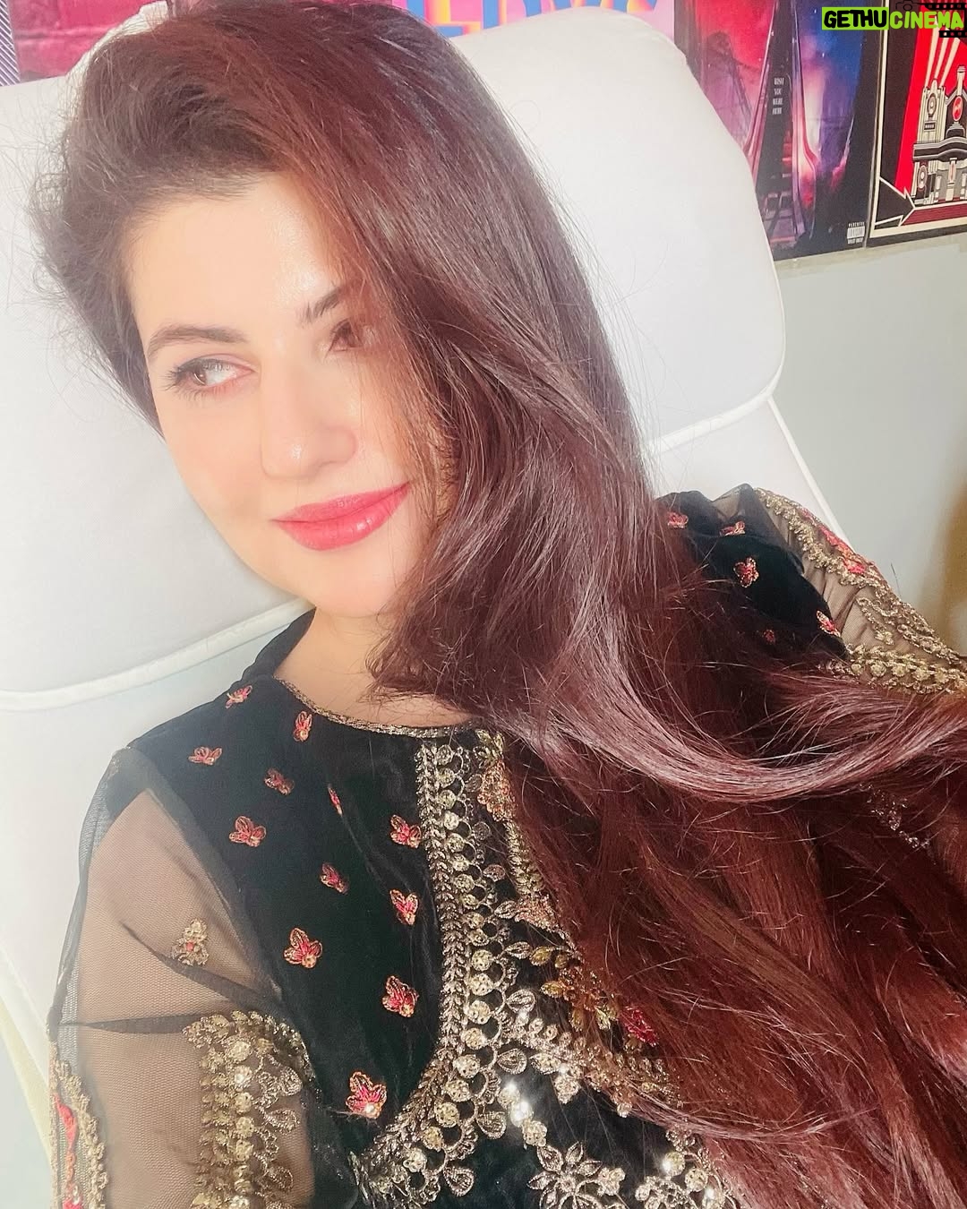 Anam Goher - 13.8K Likes - Snippets from the sets of #Jafaa 🎬🫶🏻🪻
Ps : Yes abhi tak Canada nahi ponchi ;P
Thanks for the immense love with Nimras character.
.
.
.
.
.
.
.
.
.
.
👗 @mariabofficial @shazakmalikofficial @limelight.pret @generation_pk
💄 @haris_rajpoot_mua
@humtvpakistanofficial #humtv #jafaa #bts #photography #instagood #instagram #instadaily #reels #reelsinstagram #tv #drama #fyp #explore #explorepage #portraitphotography #photo #newpost